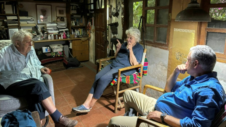 Presidente eleito do Uruguai visita seu mentor Mujica após vitória