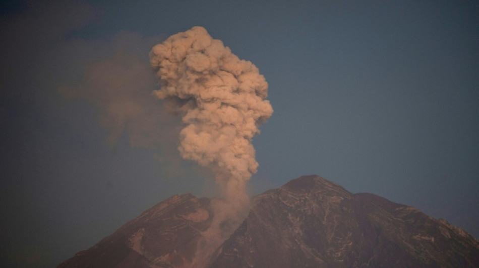 Siguen las evacuaciones en Indonesia por la erupción del volcán del Monte Semeru