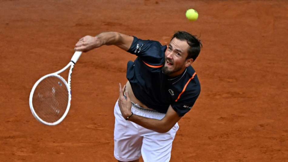 Medvedev e Tsitsipas avançam no Masters 1000 de Madri