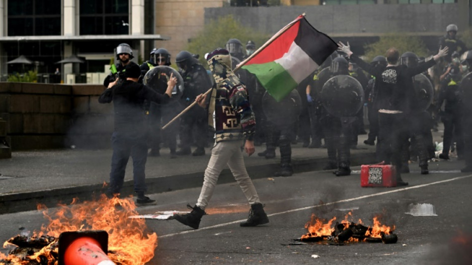 Zusammenstöße zwischen Demonstranten und Polizei bei Militärmesse in Australien