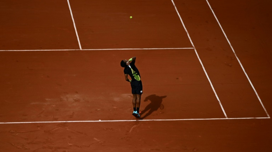 Auger-Aliassime avanza de ronda, Raducanu cae eliminada