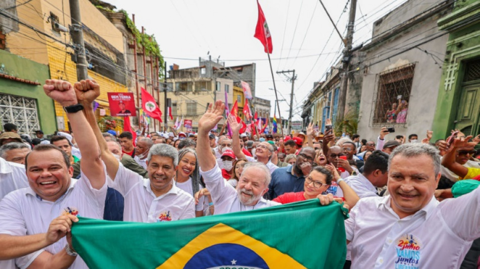 Brésil: bains de foule pour Lula et Bolsonaro à 3 mois de la présidentielle