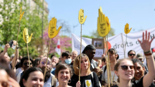 Des milliers de manifestants en France contre l'extrême droite, loin d'être pro-Macron