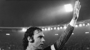 Décès de Beckenbauer: les Munichois bravent le froid en hommage à leur "Kaiser"