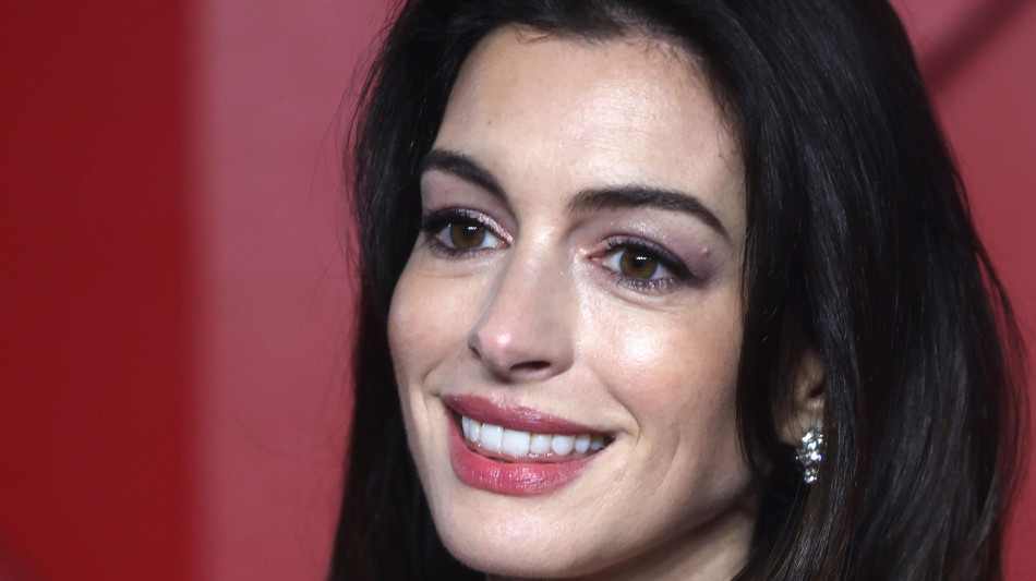 Piccola gaffe di Anne Hathaway, grazie Valentino e... Pasolini