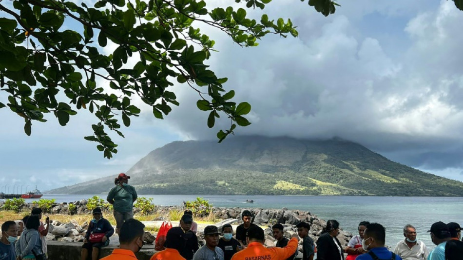 Miles de evacuados en Indonesia por la erupción de un volcán que desató una alerta de tsunami