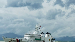 Un barco filipino que provocó fricciones con China abandona un disputado atolón en el Mar de China Meridional