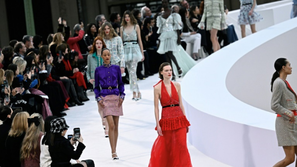 Chanel presenta una colección de alta costura liviana y colorida, Fournié invita a los amigos