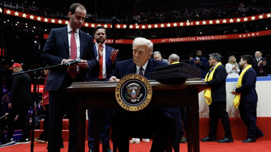 Trump firma l'uscita Usa dall'accordo di Parigi sul clima