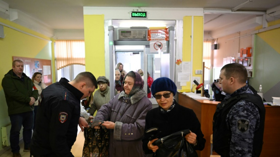 Moscow polling station protesters pay tribute to Navalny