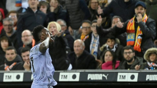 Vinicius silencia Mestalla con un doblete que salva al Real Madrid